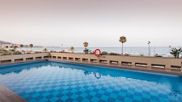 Piscina externa, funciona das 10h às 18h30, espreguiçadeiras