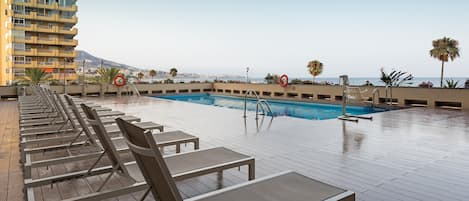 Utomhuspool med öppettider 10.00 till 18.30, och solstolar