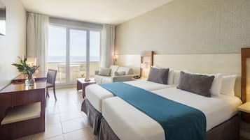 Quarto casal, vista para o mar | Cofres nos quartos, escrivaninha, espaço de trabalho para notebook