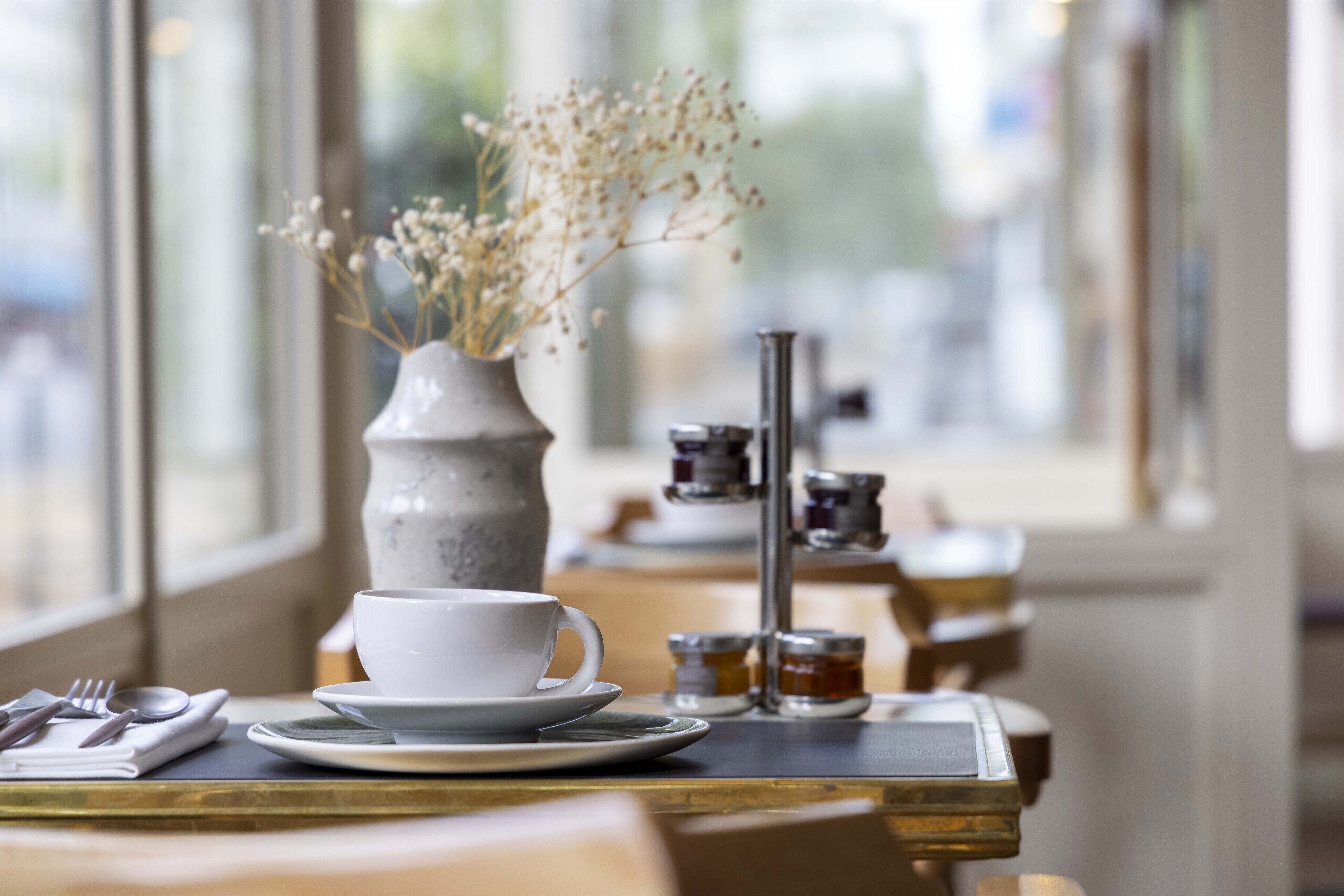 Daily continental breakfast (EUR 20 per person)