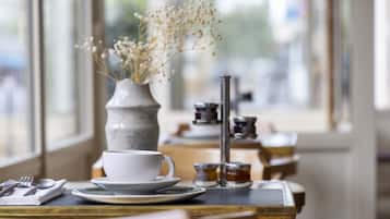 Petit déjeuner continental (20 EUR par personne)