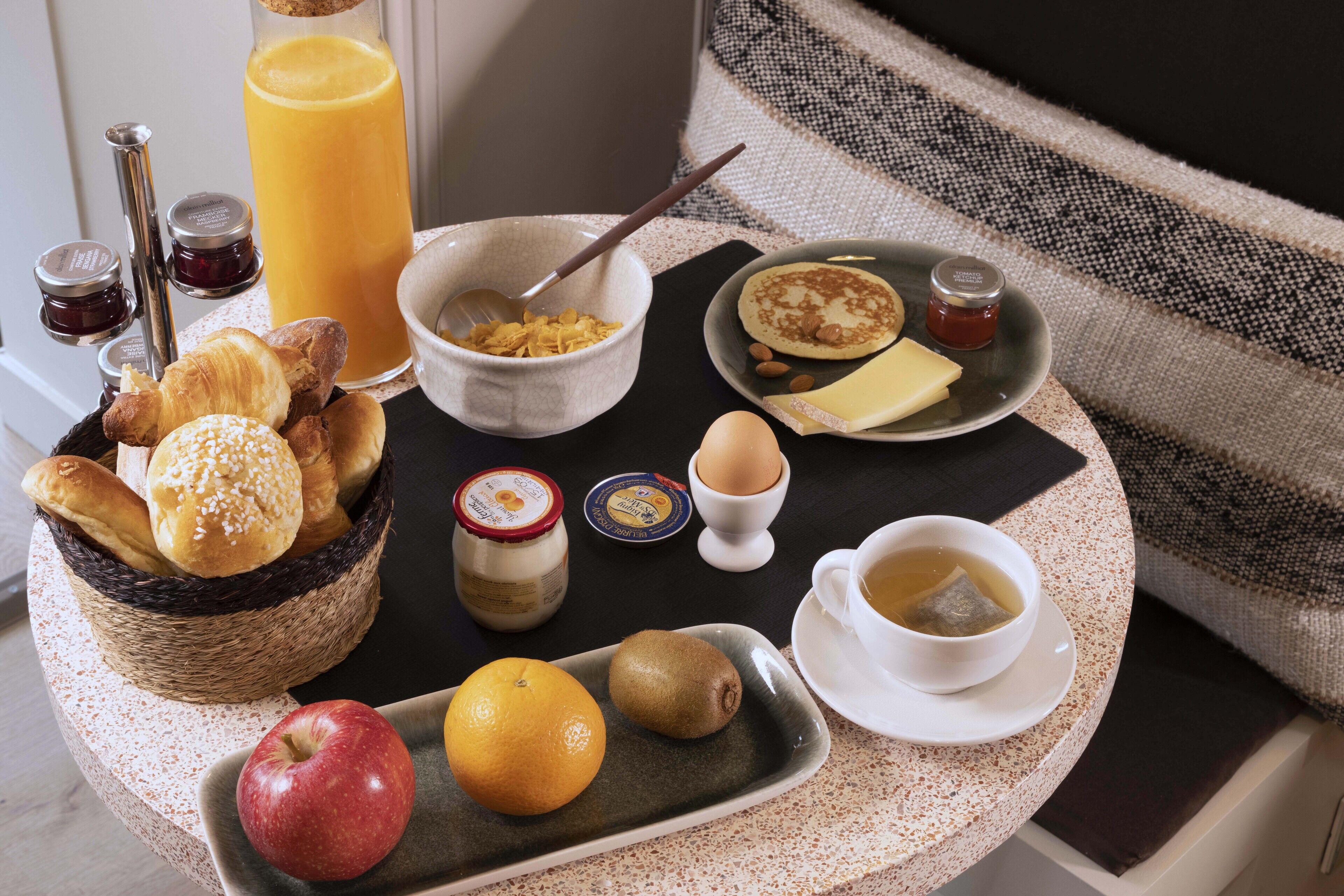 daily continental breakfast (eur 20 per person)