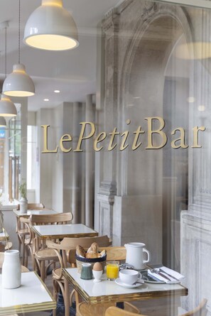 Petit déjeuner continental servi tous les jours en supplément