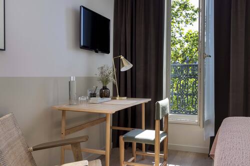 Habitación superior | Área de sala de estar | Televisión de pantalla plana y estación para iPod