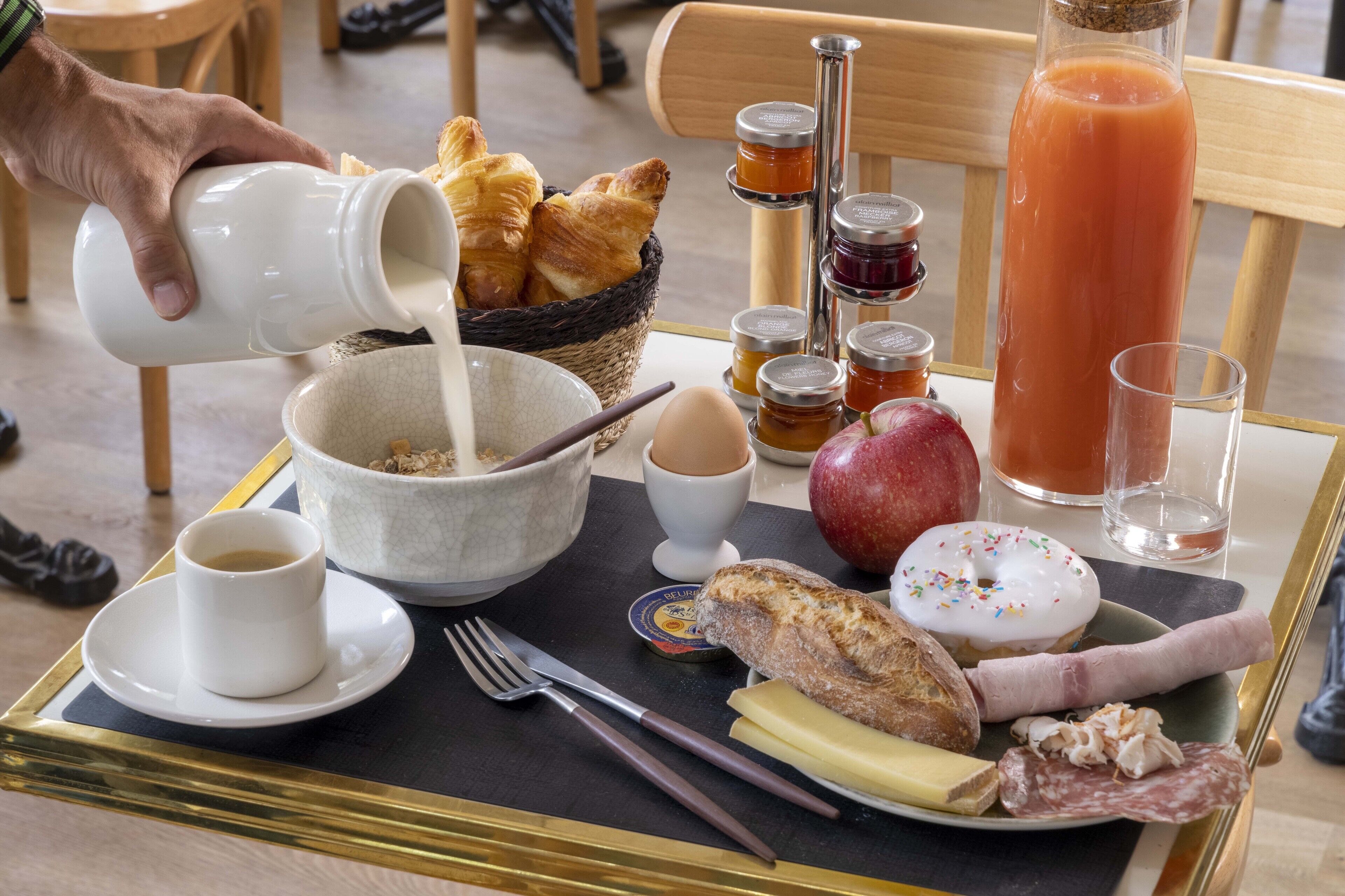 daily continental breakfast (eur 20 per person)