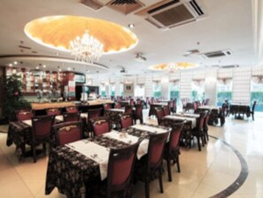 Daily buffet breakfast (CNY 98 per person) - Green Garden (Shanghai)