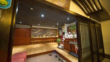 Lunch and dinner served