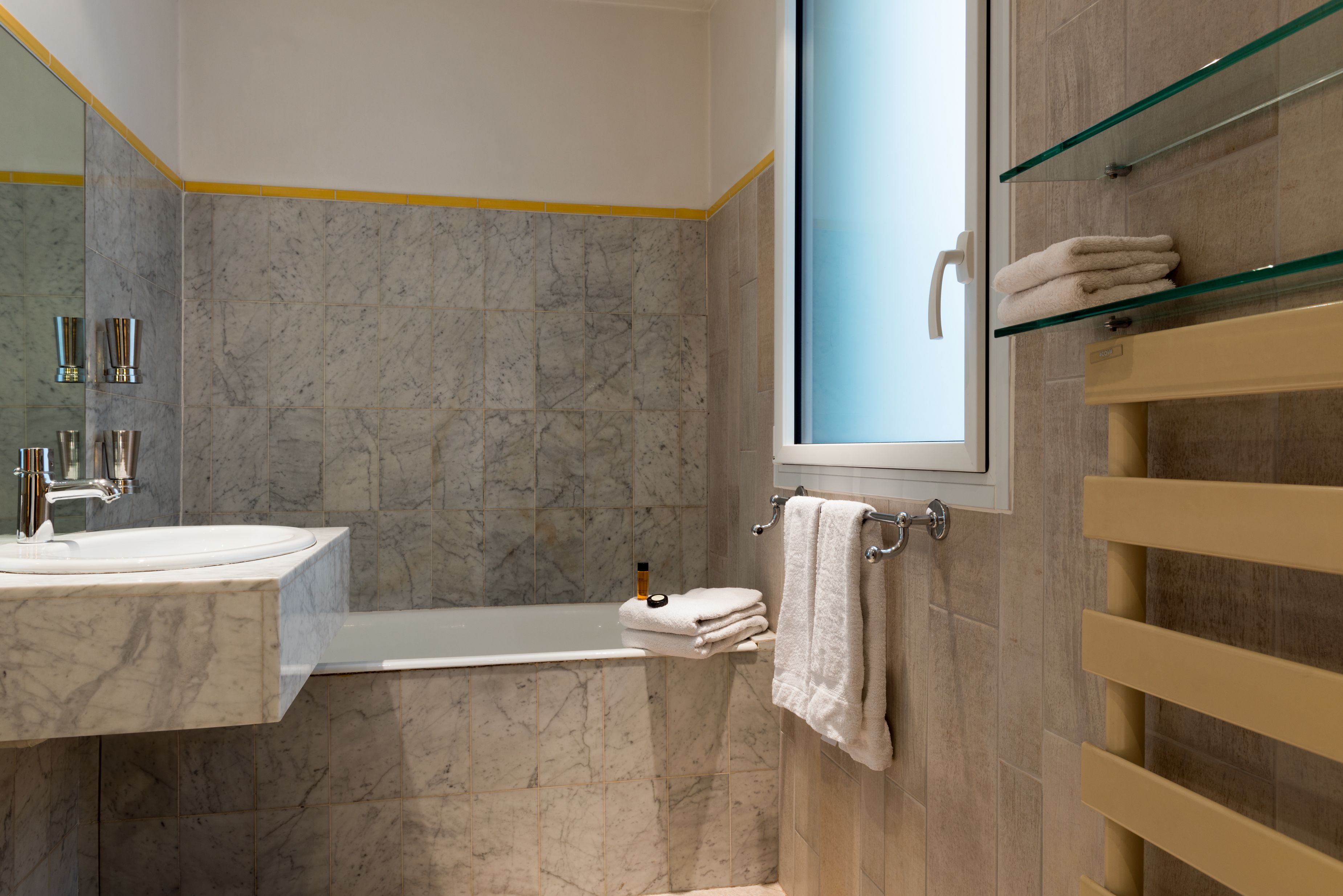 standard double room | bathroom | combined shower/bathtub, deep-soaking bathtub, free toiletries