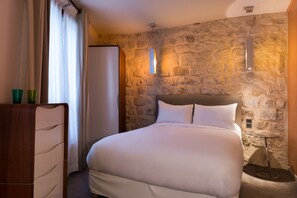Standard Double Room | Select Comfort beds, minibar, individually decorated, desk - Hôtel Danemark (Paris)