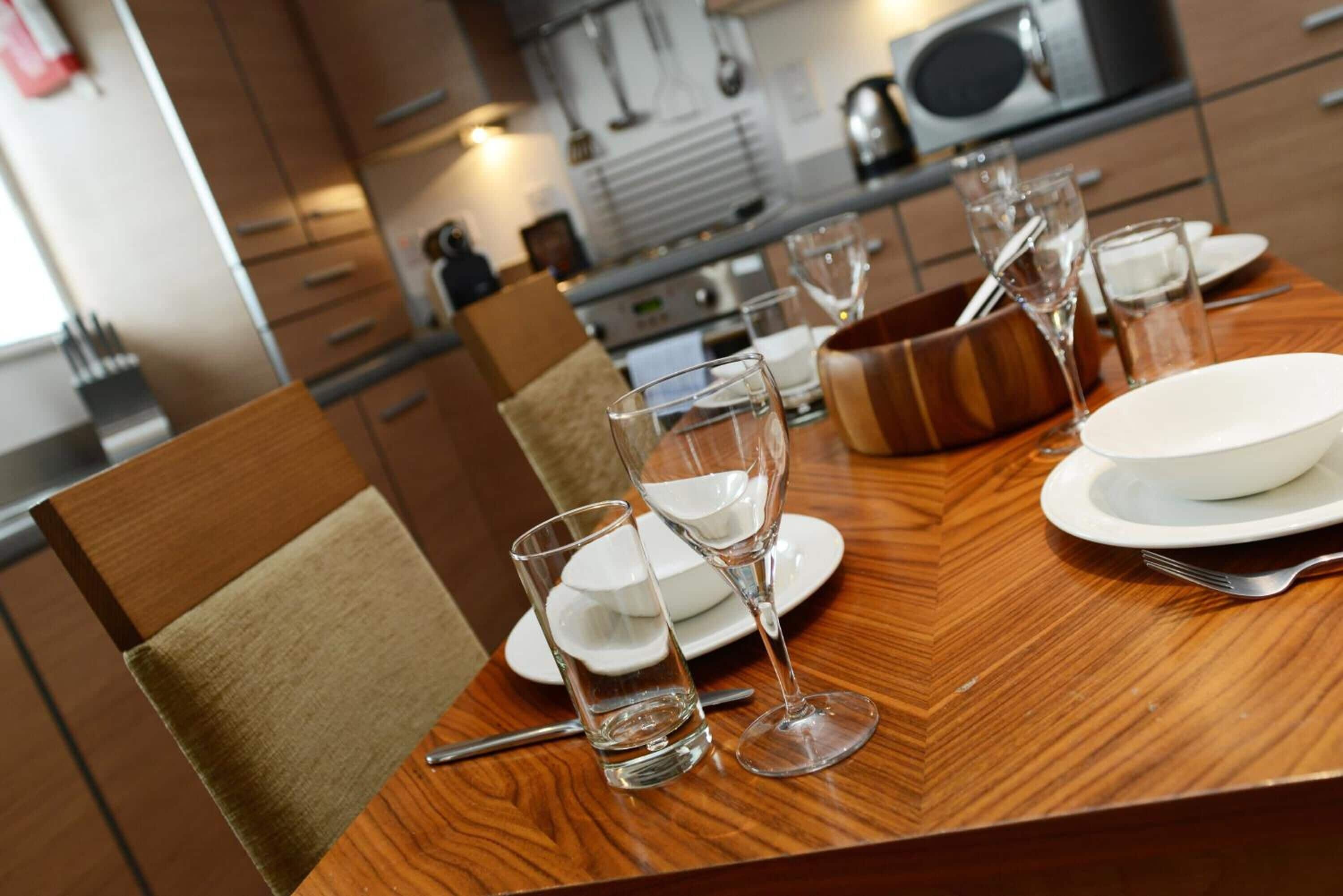 Full-sized fridge, microwave, oven, stovetop