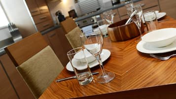 Refrigerador con congelador, microondas, horno y parrilla de estufa