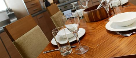 Täysikokoinen jääkaappi, mikroaaltouuni, uuni, liesi