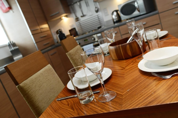 Peti sejuk/penyejuk beku saiz penuh, ketuhar gelombang mikro, ketuhar