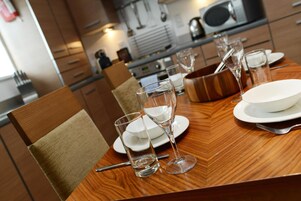 Full-size fridge, microwave, oven, stovetop