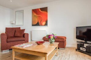 Appartement, 2 slaapkamers, 2 badkamers | Woonkamer | Flatscreentelevisie en een mp3-dock