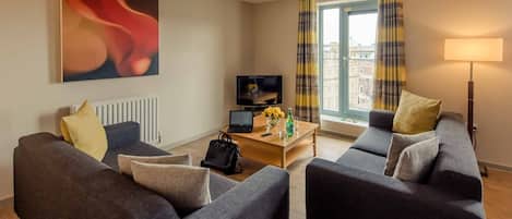 Brankas, meja kerja, setrika/meja setrika, dan tempat tidur bayi gratis