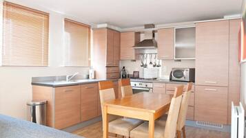 Een koelkast/vriezer, een magnetron, een oven, een kookplaat