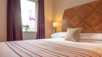 1 slaapkamer, een kluis op de kamer, een laptopwerkplek