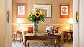 Suite junior, balcón | Ropa de cama de alta calidad y minibar