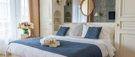 高級寝具、ミニバー、セーフティボックス (室内)、デスク