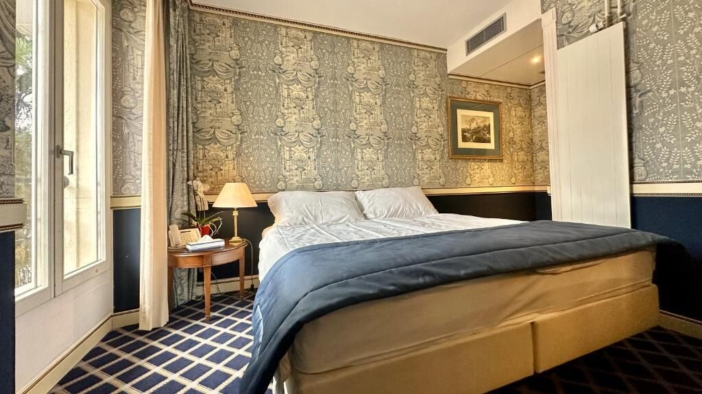 Standard Room, 1 Queen Bed | Premium bedding, minibar, in-room safe, desk