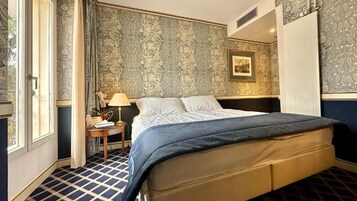 Standard Room, 1 Queen Bed | Premium bedding, minibar, in-room safe, desk