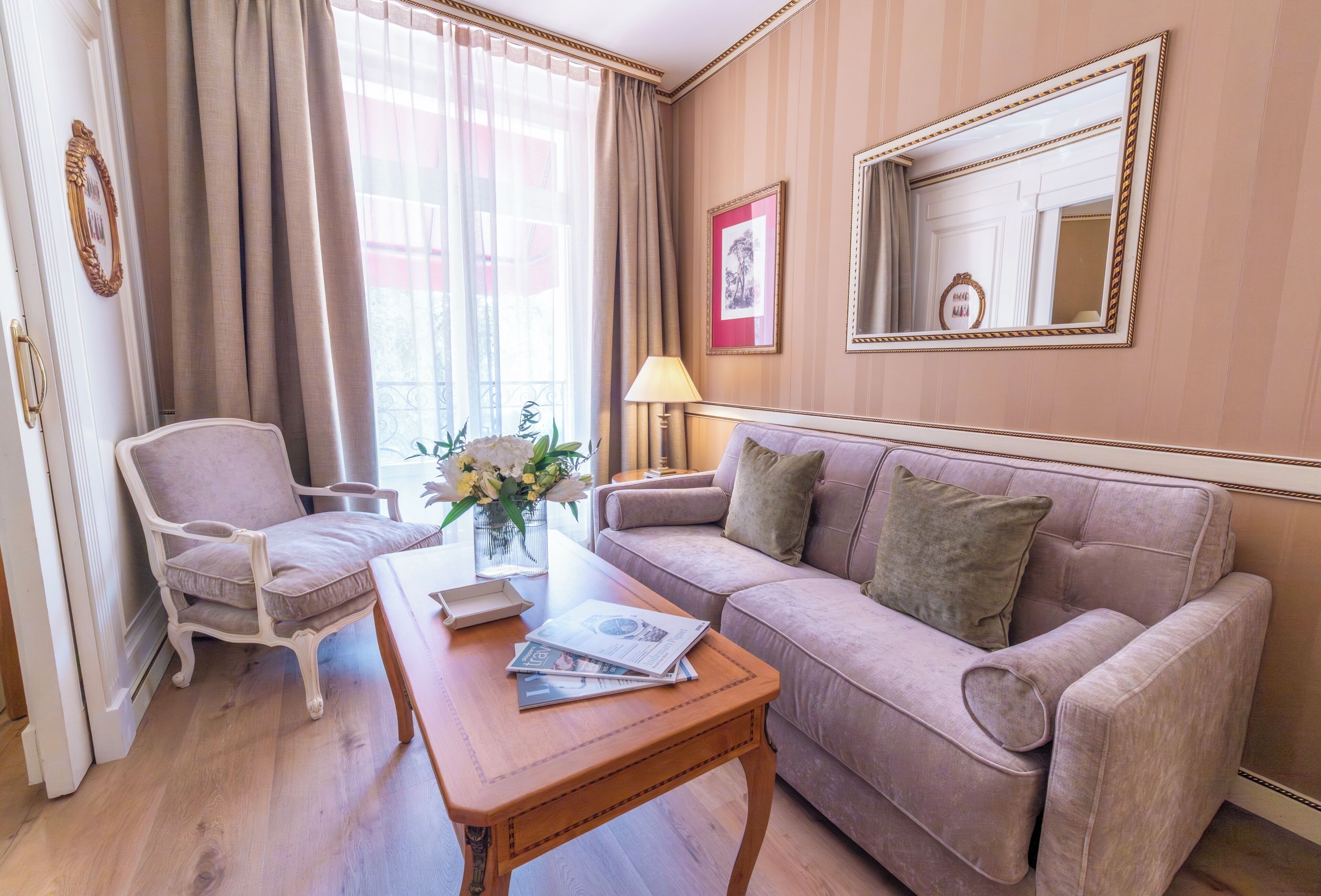 32-厘米液晶电视 （配备卫星频道）、电视