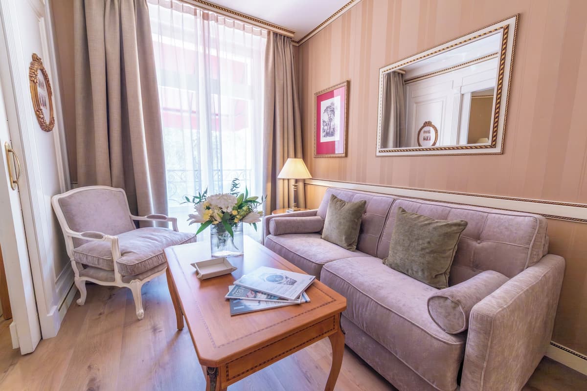 32-cm LCD TV with satellite channels, TV