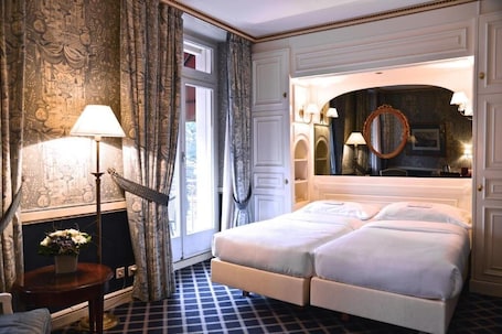 Premium bedding, minibar, in-room safe, desk. Carlton Lausanne Boutique Hotel