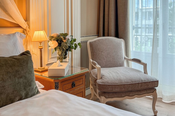 Premium bedding, minibar, in-room safe, desk