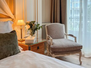 Luxe beddengoed, een minibar, een kluis op de kamer, een bureau