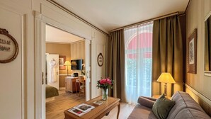 Une chambre d’hôtel comprenant un espace salon, un coin repas et une vue sur l’extérieur.