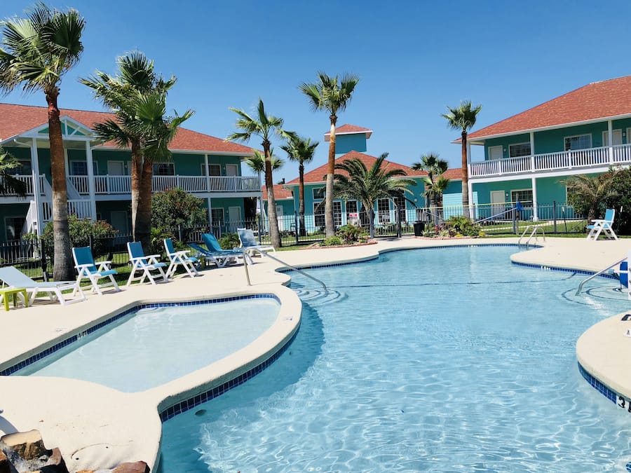 Außenpool, geöffnet von 10:00 Uhr bis 22:00 Uhr, Liegestühle