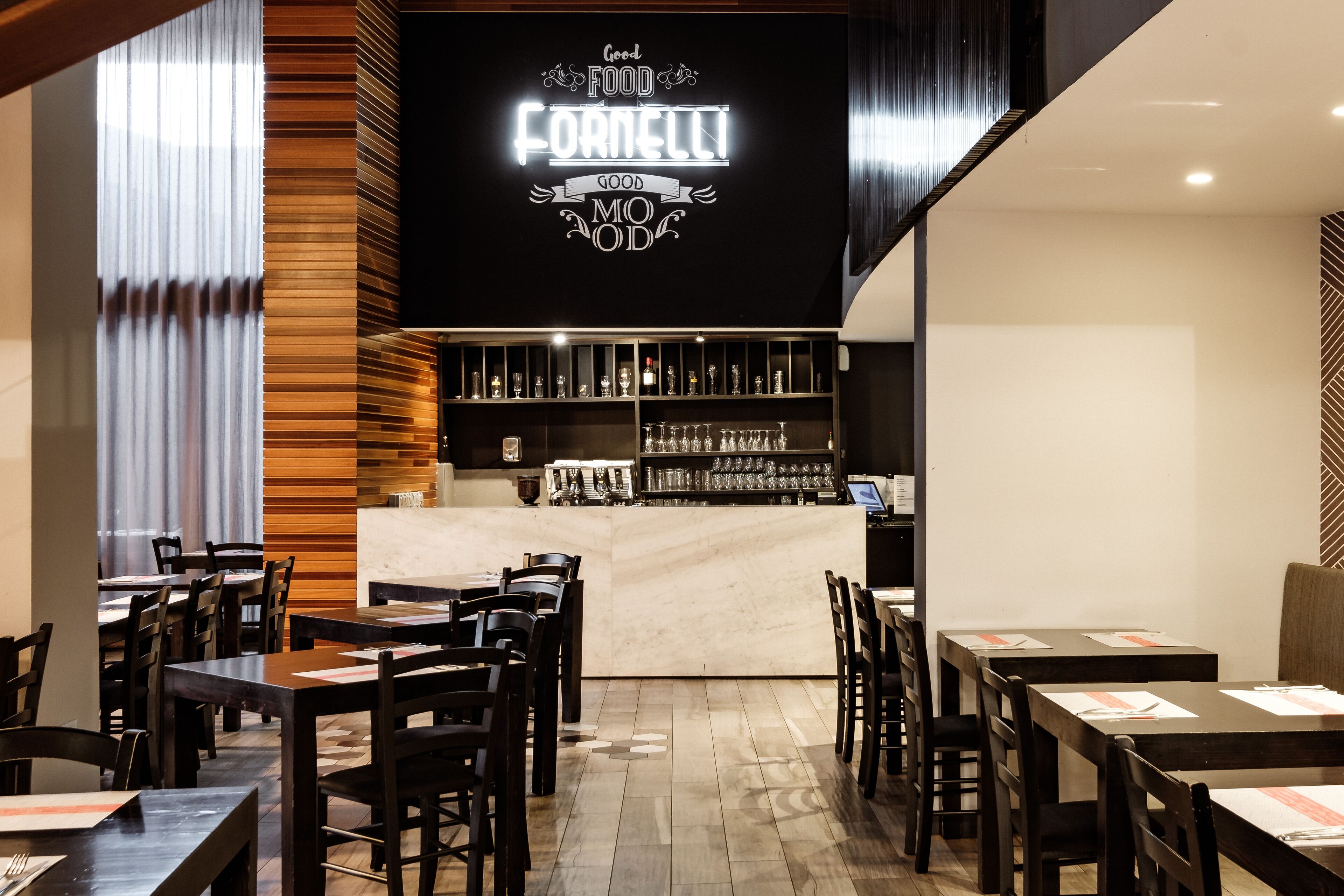 Serveert ontbijt, lunch en diner