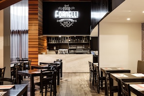 Petit déjeuner, déjeuner et dîner servis sur place