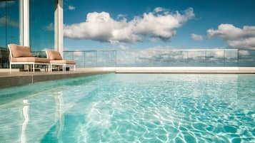 Piscina coperta, piscina all'aperto, lettini