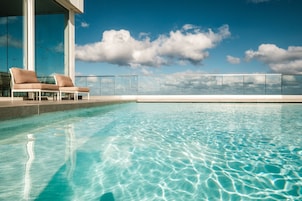 Una piscina techada, una piscina al aire libre