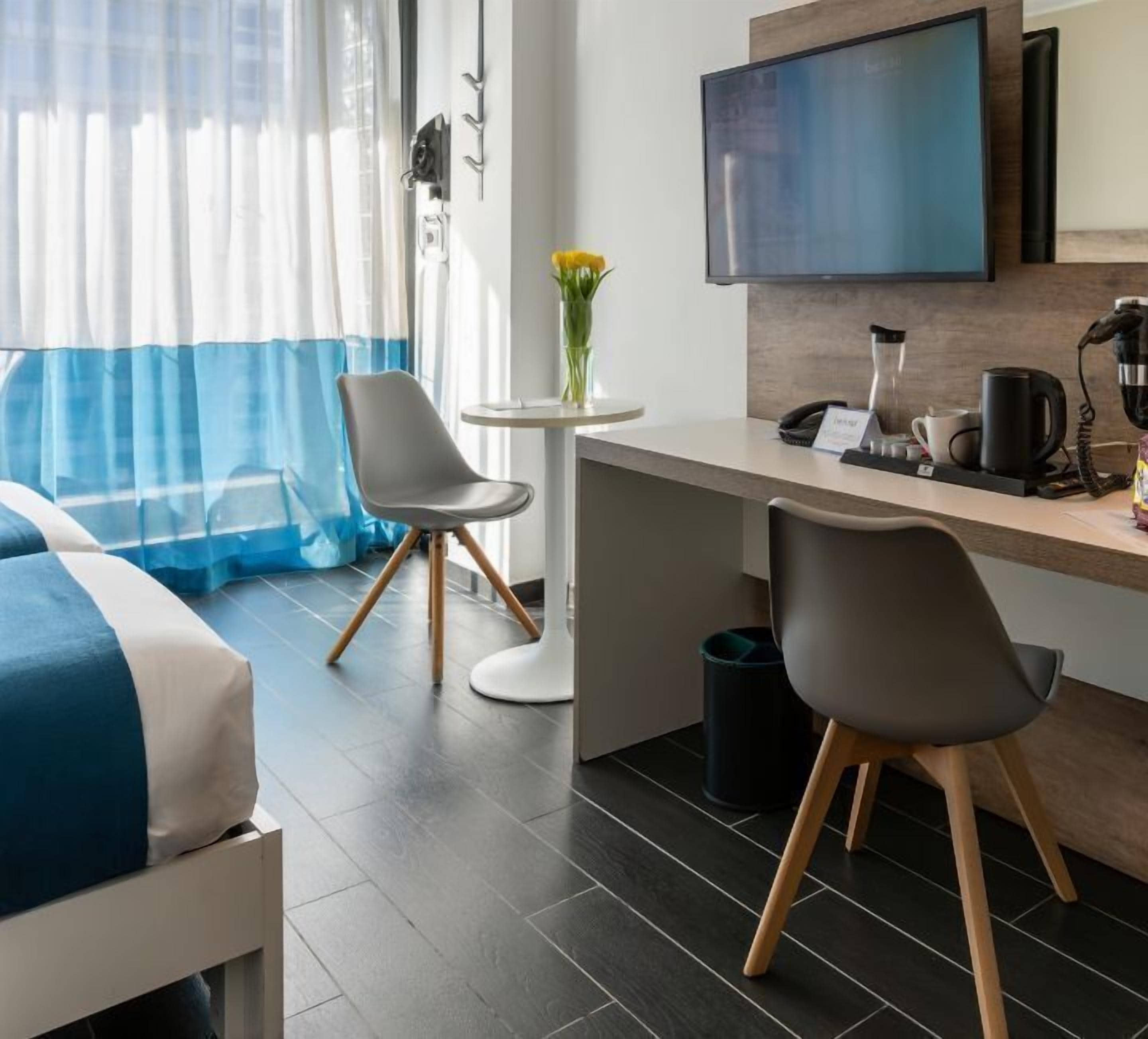 Dobbelt- eller tomannsrom – standard | Minibar, safe på rommet, skrivebord og skrivebord for bærbar PC