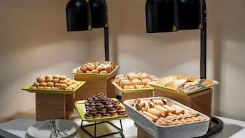Frokost, lunsj og middag serveres