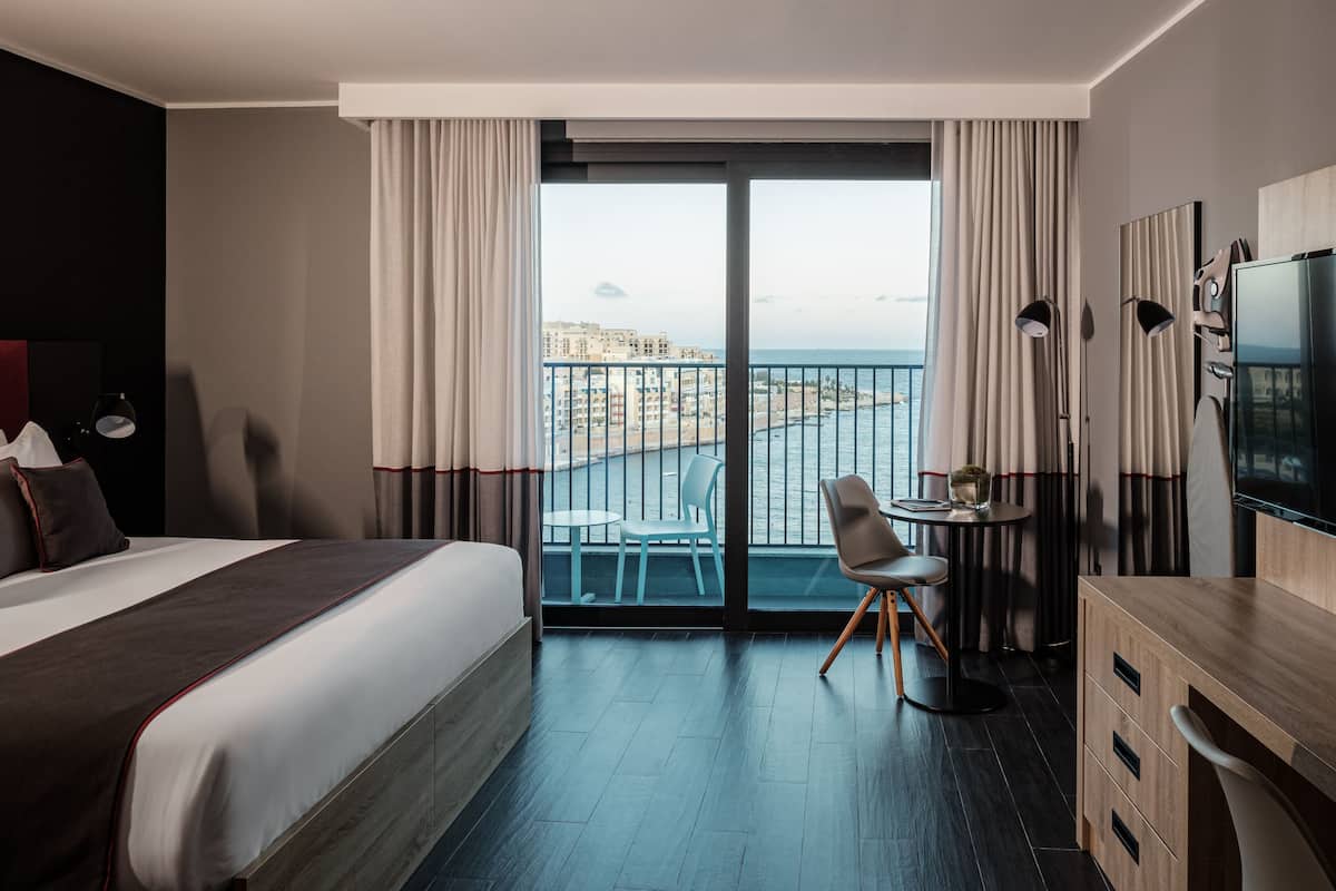 Quarto casal superior, sacada, vista para o mar | Frigobar, cofres nos quartos, escrivaninha