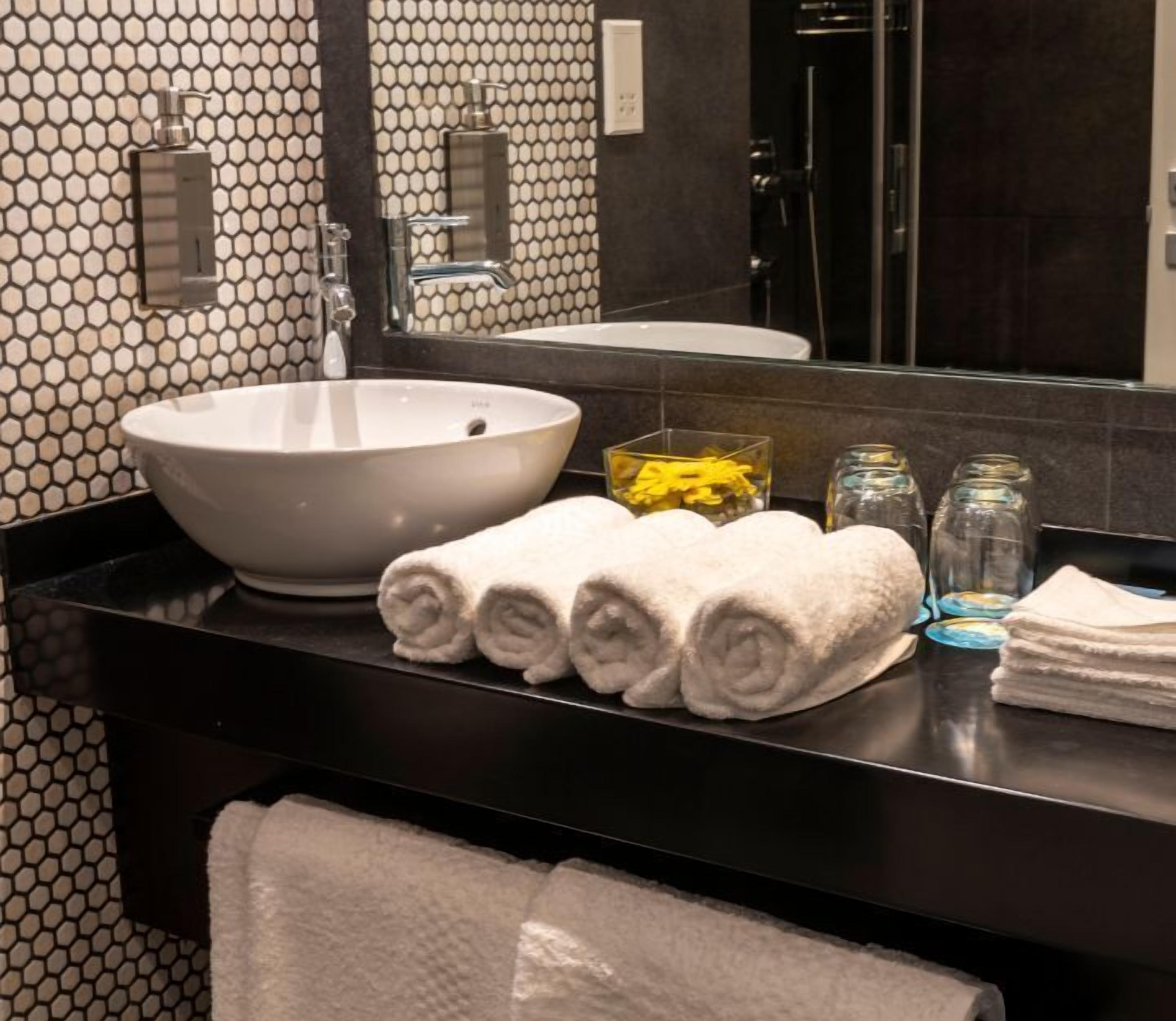 Chambre Quadruple | Salle de bain | Douche, articles de toilette gratuits, sèche-cheveux