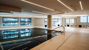 Una piscina techada, una piscina al aire libre