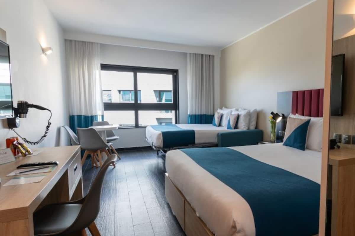 Quarto quádruplo | Frigobar, cofres nos quartos, escrivaninha