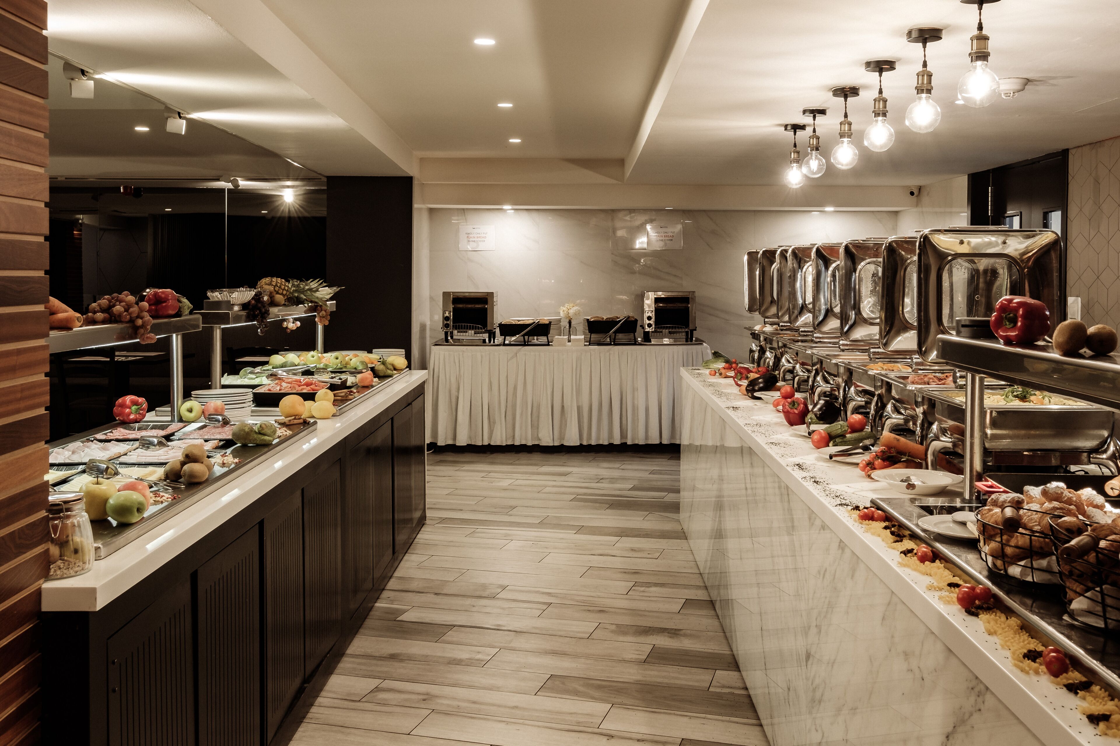 بوفيه فطور يوميًا بتكلفة قدرها (10.50 EUR للشخص)