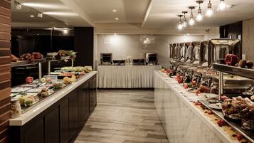 Colazione a buffet, servita tutte le mattine (10.50 EUR a persona)