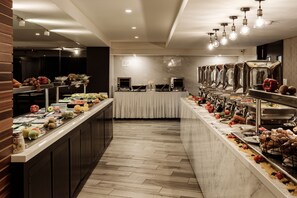 Tägliches Frühstücksbuffet (10.50 EUR pro Person)