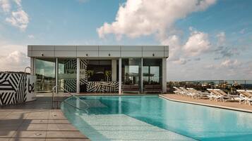 Piscina coperta, piscina all'aperto, lettini