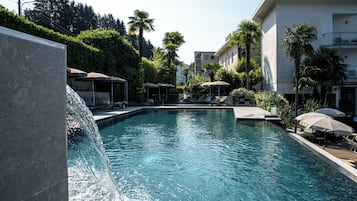 Piscine extérieure, chaises longues