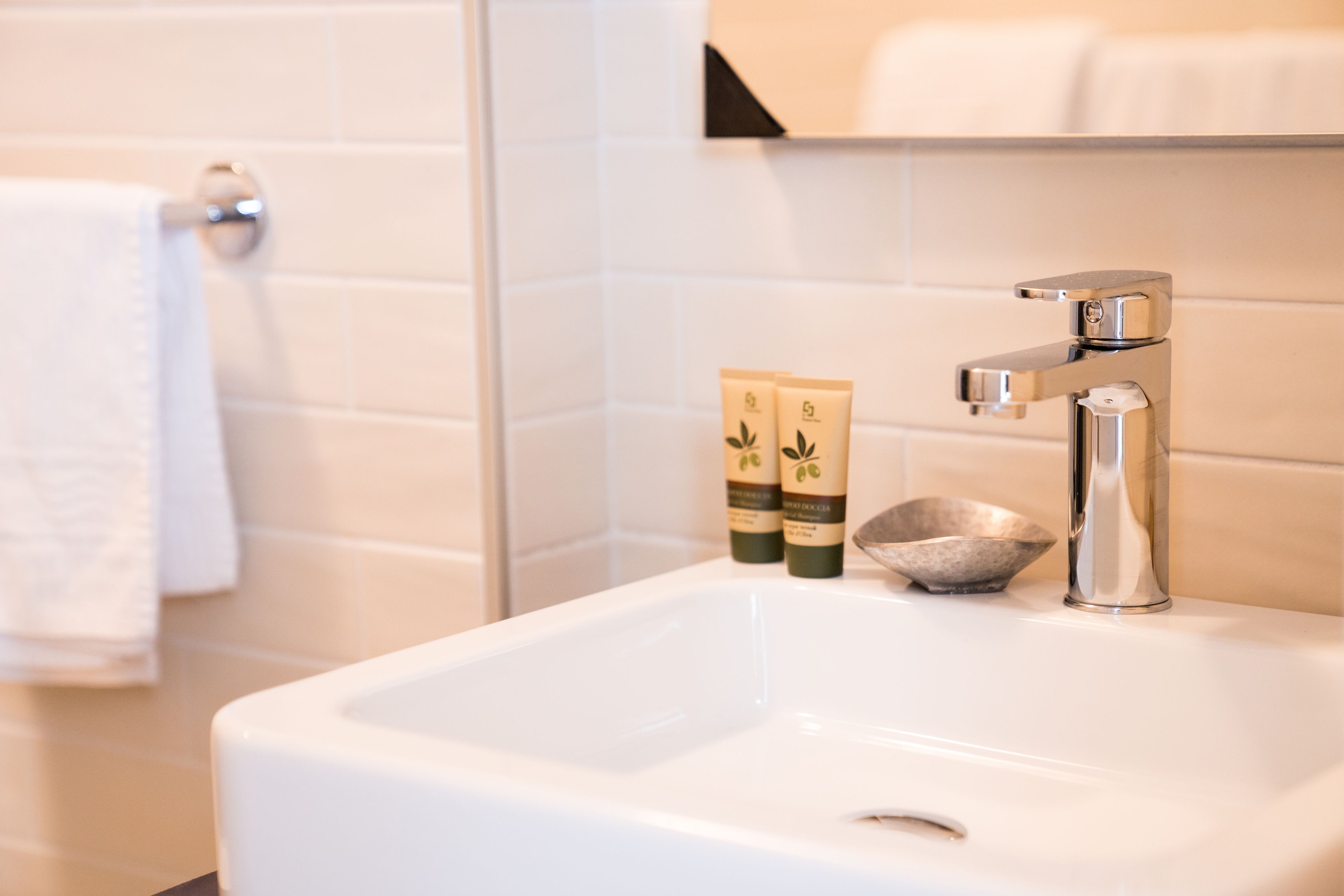classic double room, lake view | bathroom | free toiletries, hair dryer, bidet, towels
