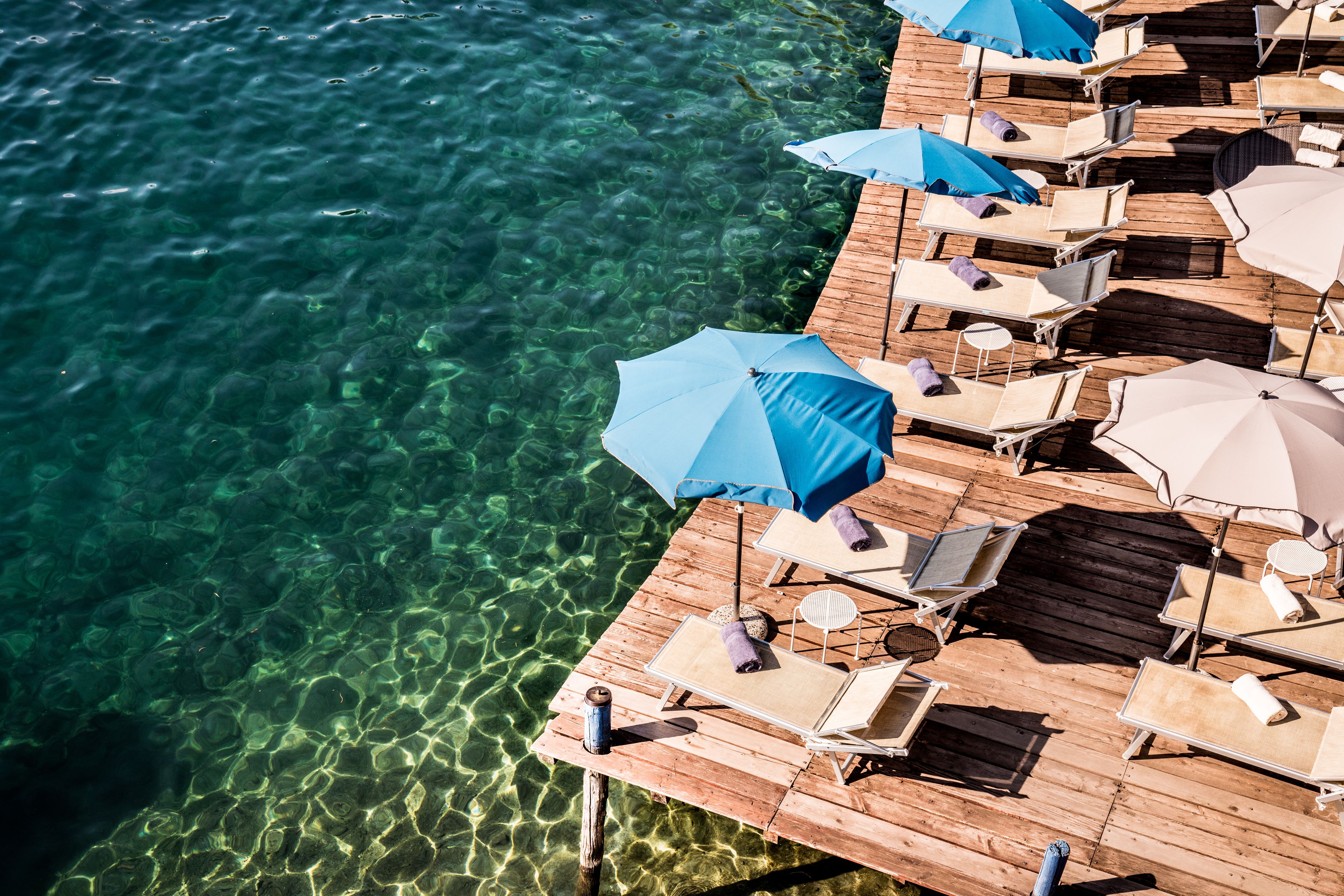 Sulla spiaggia, lettini da mare, ombrelloni, teli da spiaggia